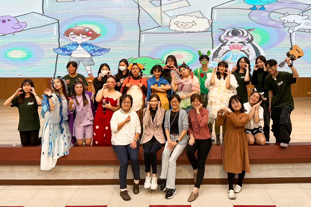 Guided by Dean Liza Lee (front row, 2nd from left), the project “2025 HMEAYC” uses tablet interaction and storybooks to develop innovative AI-based teaching models.Image