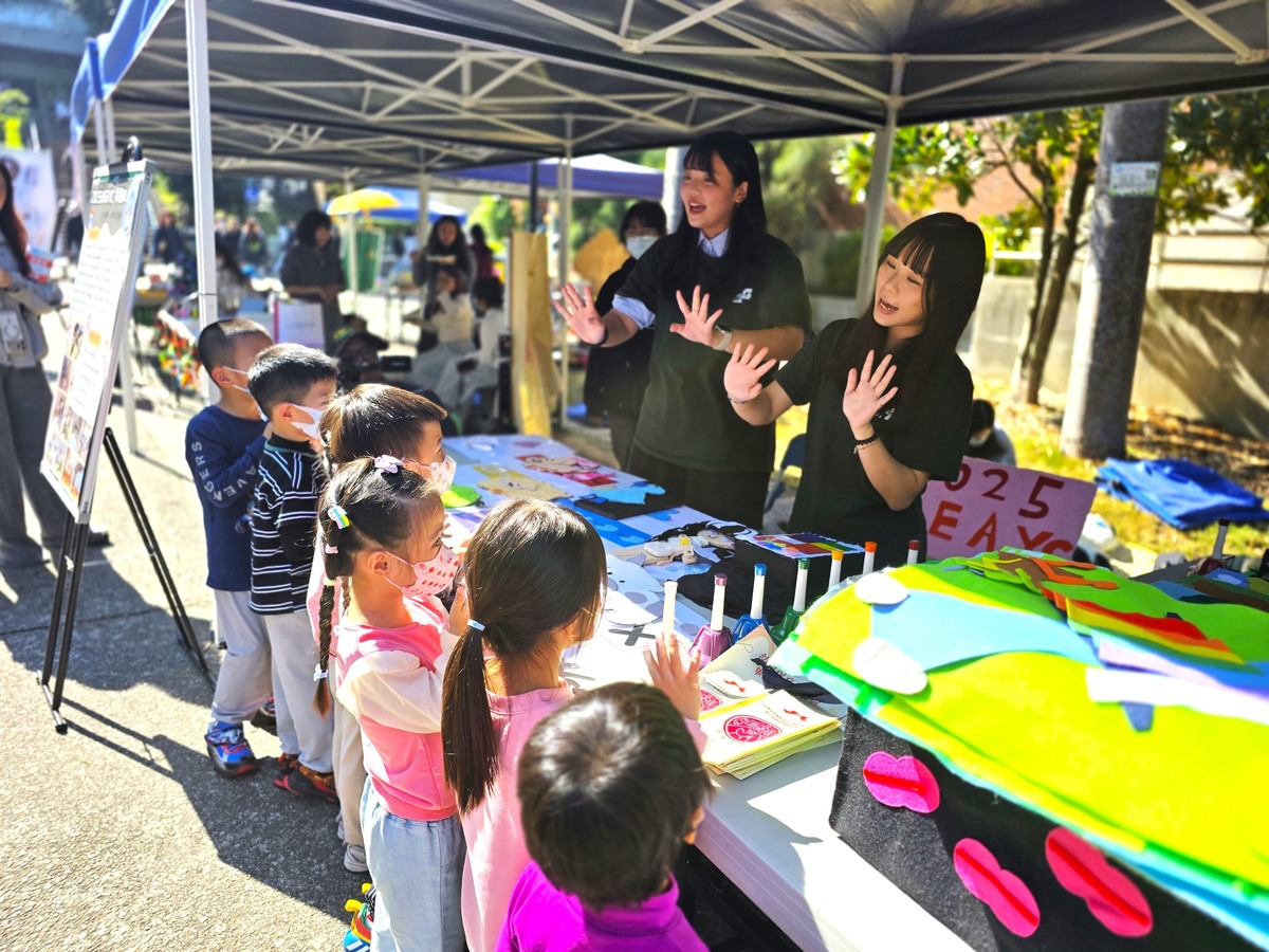 本屆幼保系畢業成果展作品多元創新，從幼兒情境課程設計、語文融入到AI科技應用皆有亮眼成果。圖片