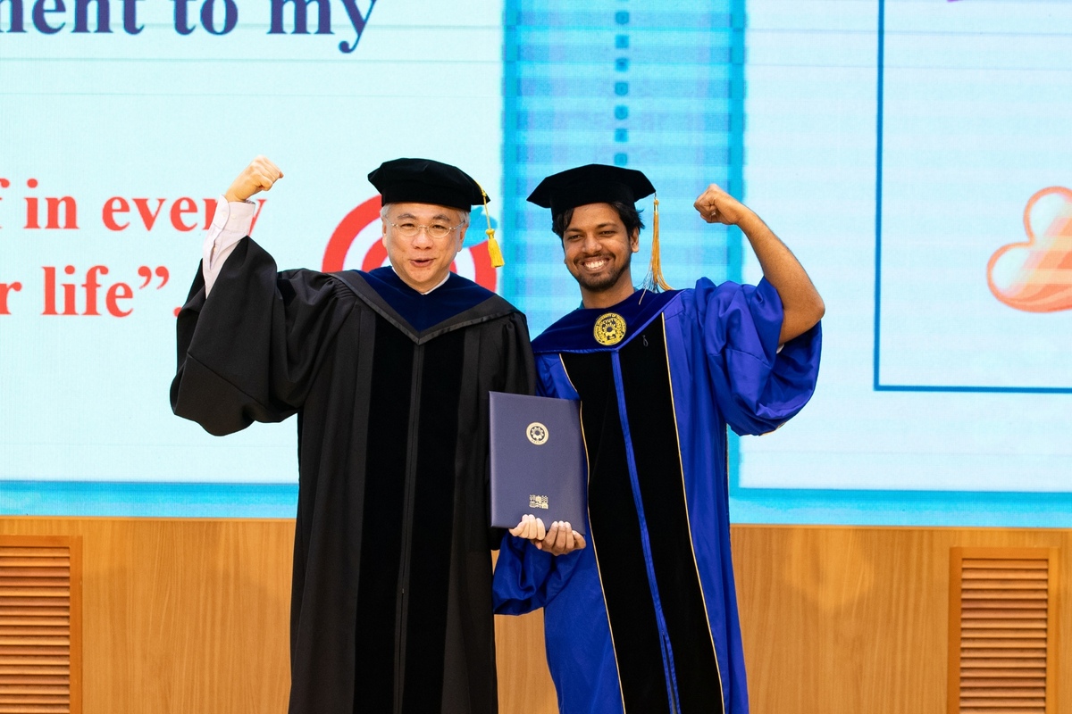 CYUT President Tao-Ming Cheng (left) poses with a doctoral graduate representative.Image
