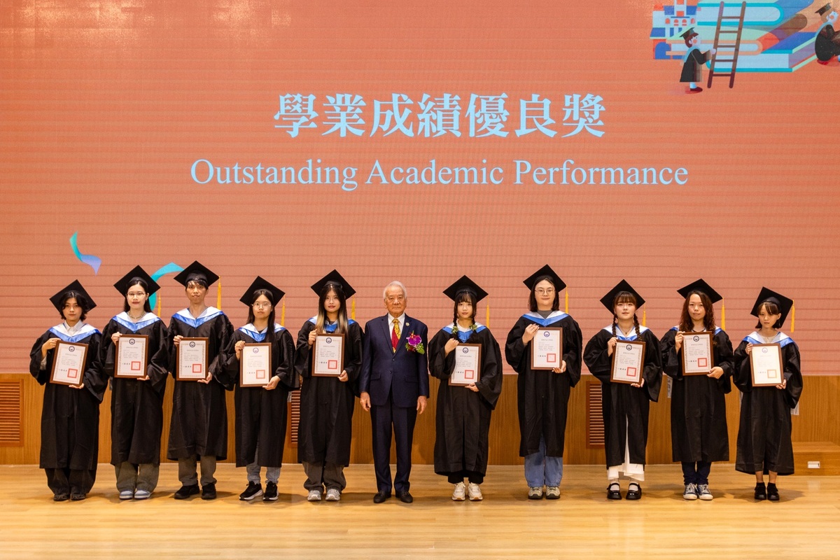 Founder Tien-Shen Yang (center) presents the Academic Excellence Award and congratulates the graduates.Image