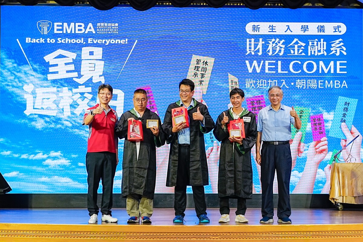 校長鄭道明(右一)頒授EMBA新生入學證書，並貼心致贈入學禮。圖片