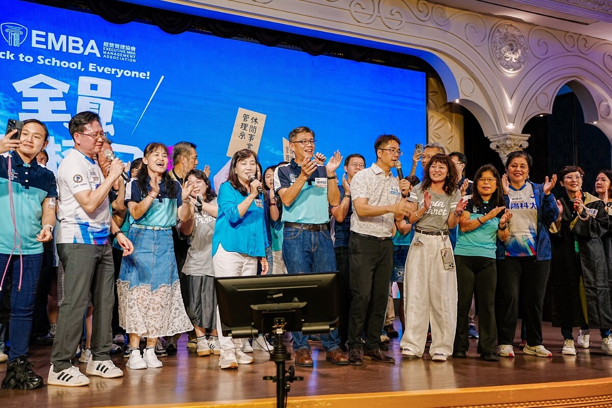 管理學院院長林志偉(前排右六)代表歡迎EMBA新生加入朝陽大家庭。圖片