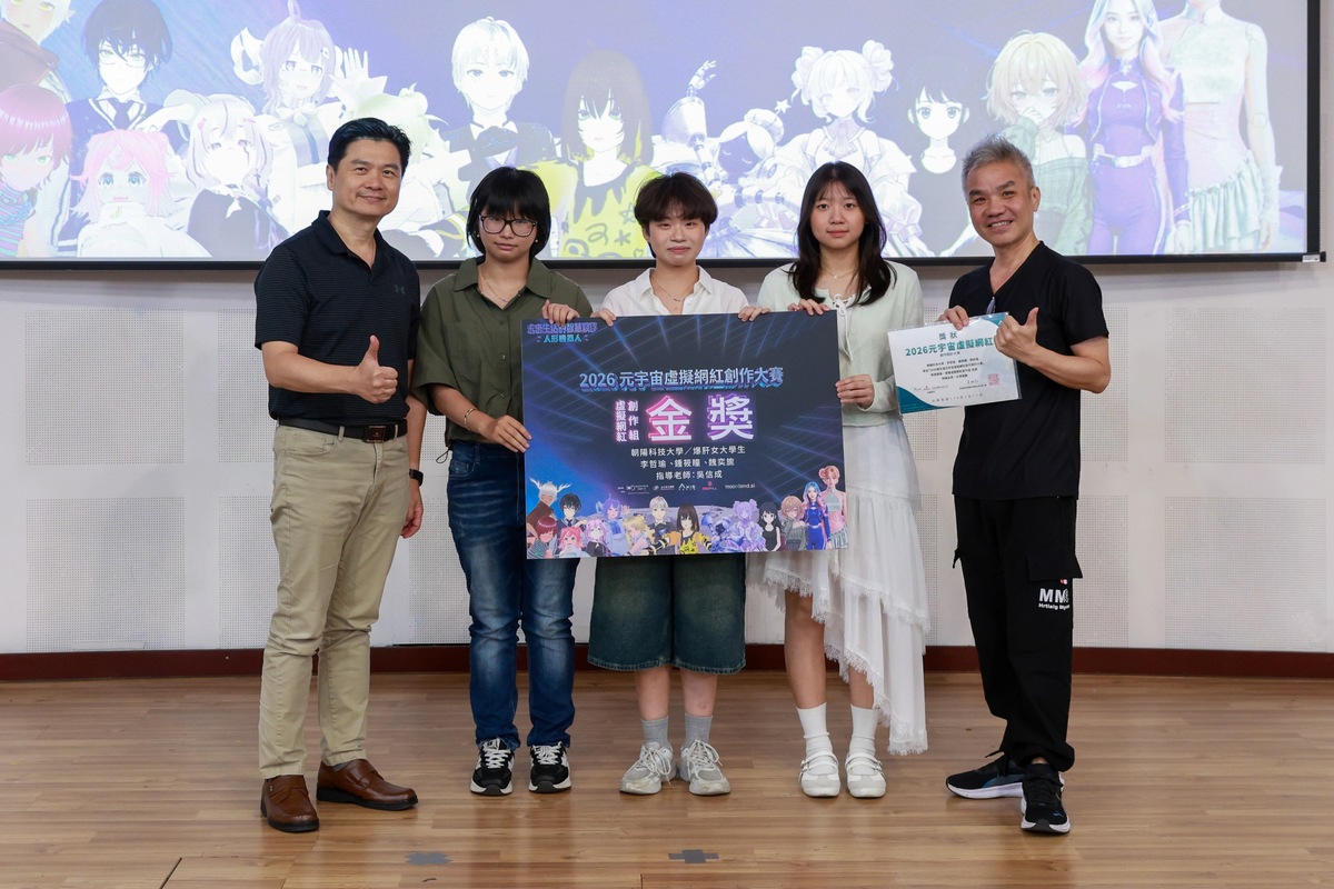 朝陽資管系學生李哲瑜、鍾筱瞳、魏奕旎以作品〈爆肝女大學生〉榮獲虛擬網紅創作組金獎，吳信成老師(右一)亦榮獲最佳指導老師獎。圖片