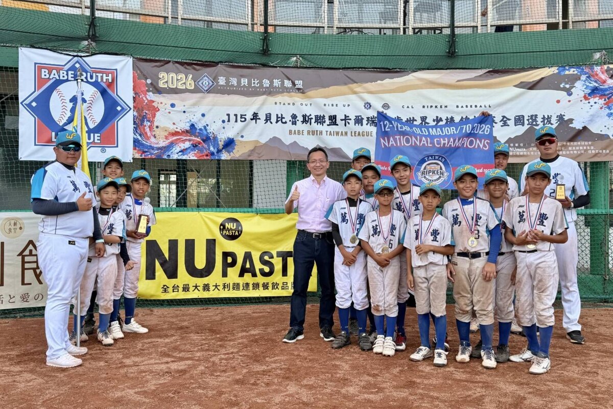 CYUT EMBA alumnus Jia-Ming Zhang donated NT$200,000 to help the Wanfeng Elementary School baseball team travel to the U.S. for competition.Image