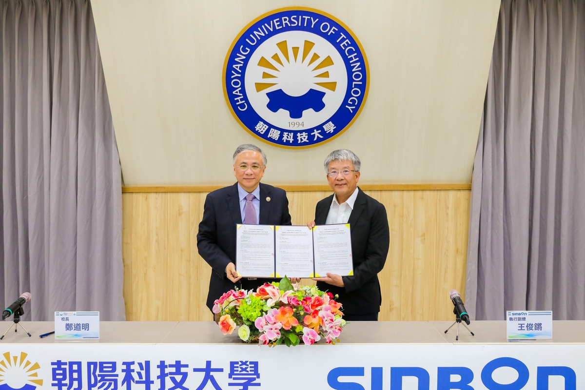 CYUT President Tao-Ming Cheng (left) and SINBON Executive Vice President John Wang (right) sign the MOU to strengthen international talent development.Image