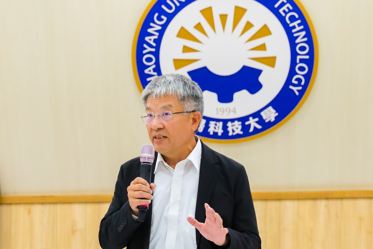 SINBON Executive Vice President John Wang speaks at the signing ceremony and praises CYUT's strengths in AI, smart manufacturing, and interdisciplinary education.Image
