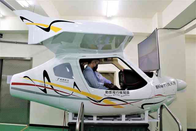 飛航系邀請專業機師帶飛，讓師生有機會體驗造價200萬的「動感飛行模擬器」，十分特別。
