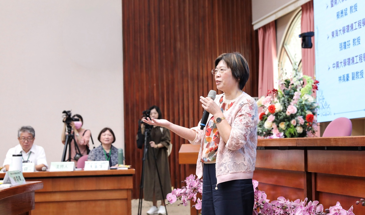 環境部資源循環署署長賴瑩瑩受邀致詞，強調資源循環推動法三讀通過，希望結合產官學力量，讓關鍵資源留在產業鏈中循環利用。圖片