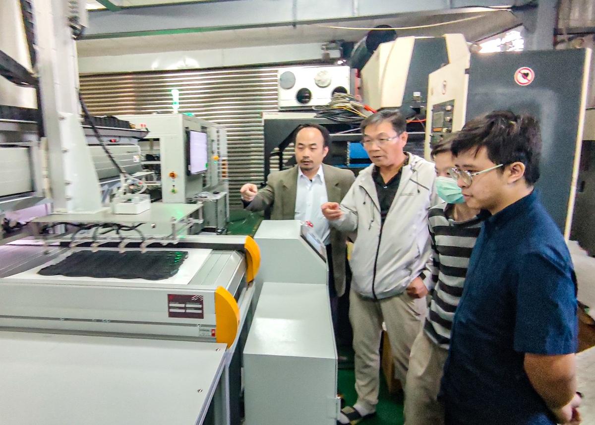 朝陽科大A2I智慧產業技術研發中心與佑昇雷射產學合作，完成車用電容橡膠雷射切割設備之開發。圖片