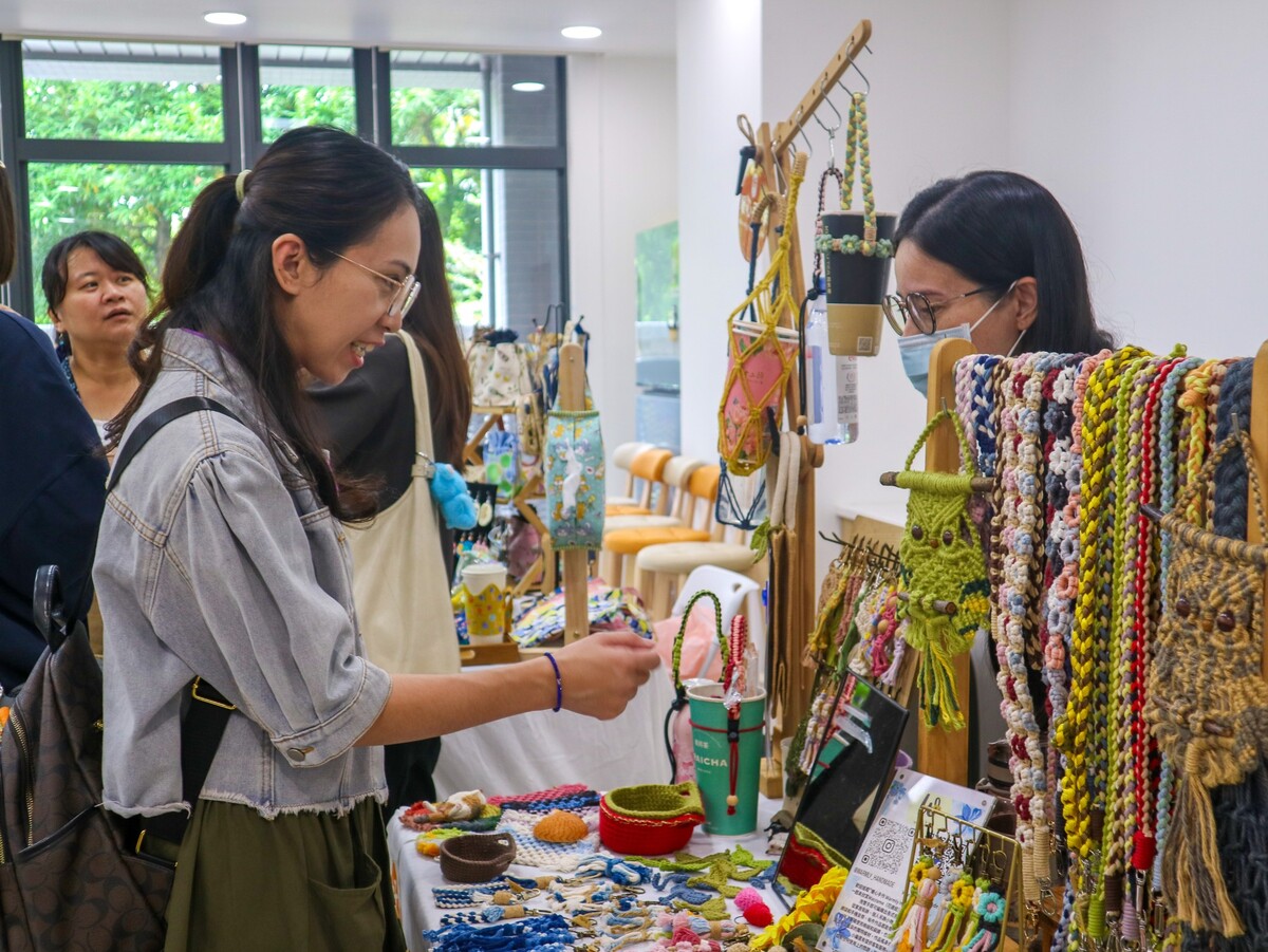 「臺中女子市集」邀請培力攤商展現品牌特色與學習成果，讓女性從能力培養進一步走向實際展售與經濟參與。圖片
