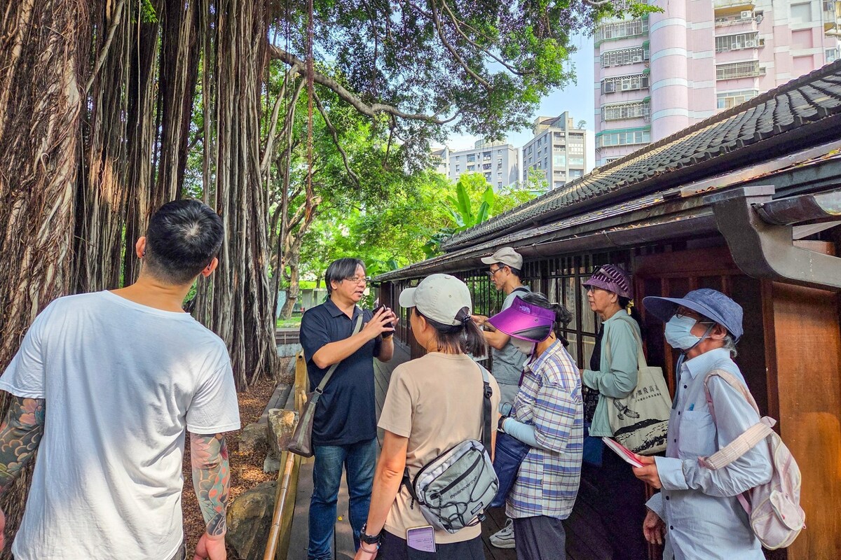 Wuchuan Community College's City Observers visit the Taichung Literature Museum and use GIS mapping to document historic trees.Image