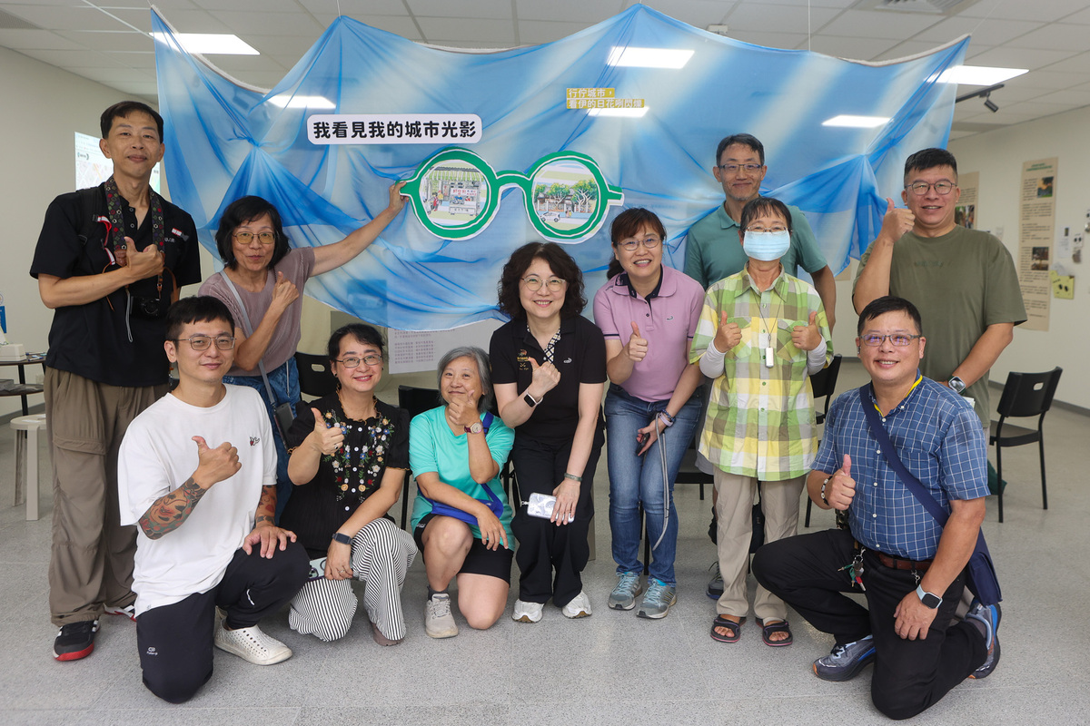 Students and instructors from the exhibition pose with representatives from CYUT's Office of Continuing Education.Image