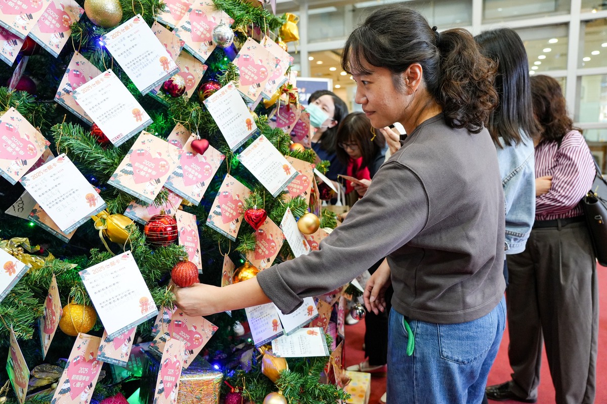 5朝陽師生踴躍認領耶誕樹上的心願卡，希望成為家扶兒的圓夢天使。圖片