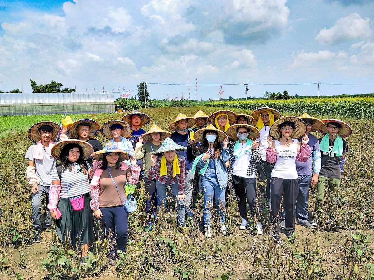 Applied Chemistry USR team promotes safe agriculture through co-farming and co-learning in Yunlin.Image