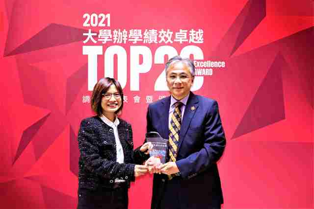 本校研發量能充沛，日前更獲選Cheers雜誌大學辦學績效成長 TOP 20，校長鄭道明(右)代表受獎。圖片