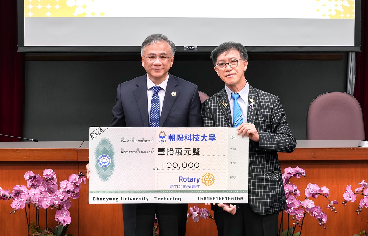 校長鄭道明(左)代表學校師生感謝新竹北區扶輪社社長溫斯企(右)捐款善舉。圖片
