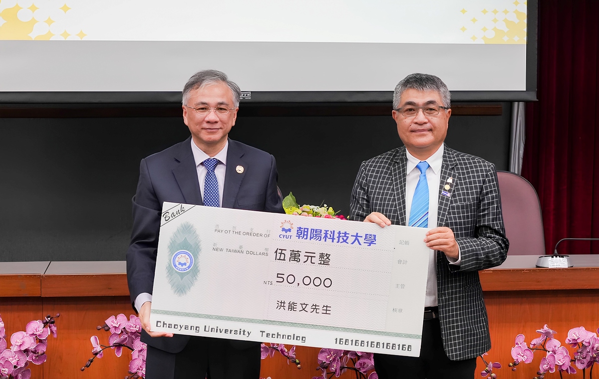 新竹北區扶輪社前社長洪能文(右)公益不落人後。圖片
