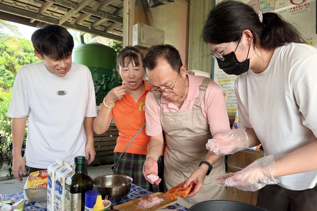 朝陽科大USR團隊攜手雲林崙西社區，共作中秋創意料理。圖片