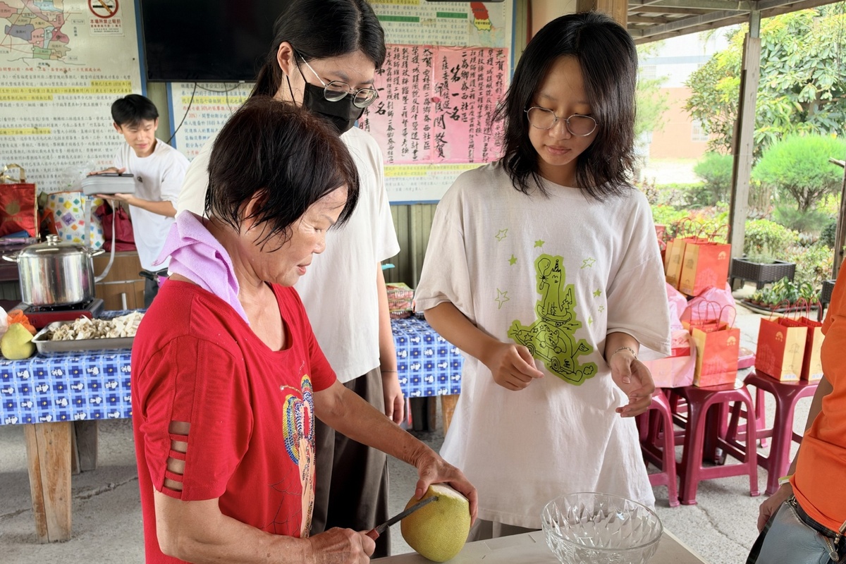 「中秋食光・崙西共作」節氣料理實作活動，推廣健康飲食，並選用應景食材柚子入湯。圖片