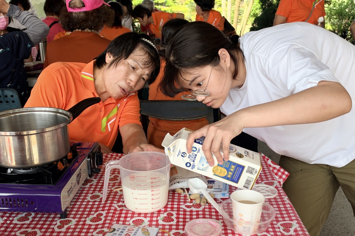 運用在地新鮮蔬果製作的創意甜點「火龍果牛奶雪花糕」，加入牛奶的比例是美味關鍵。圖片
