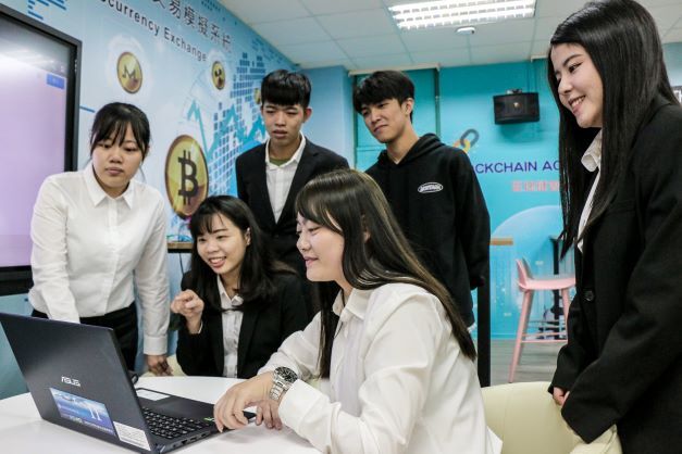 朝陽科大培育跨領域金融科技整合人才，首度進榜THE商業及經濟領域排名，表現亮眼。圖片