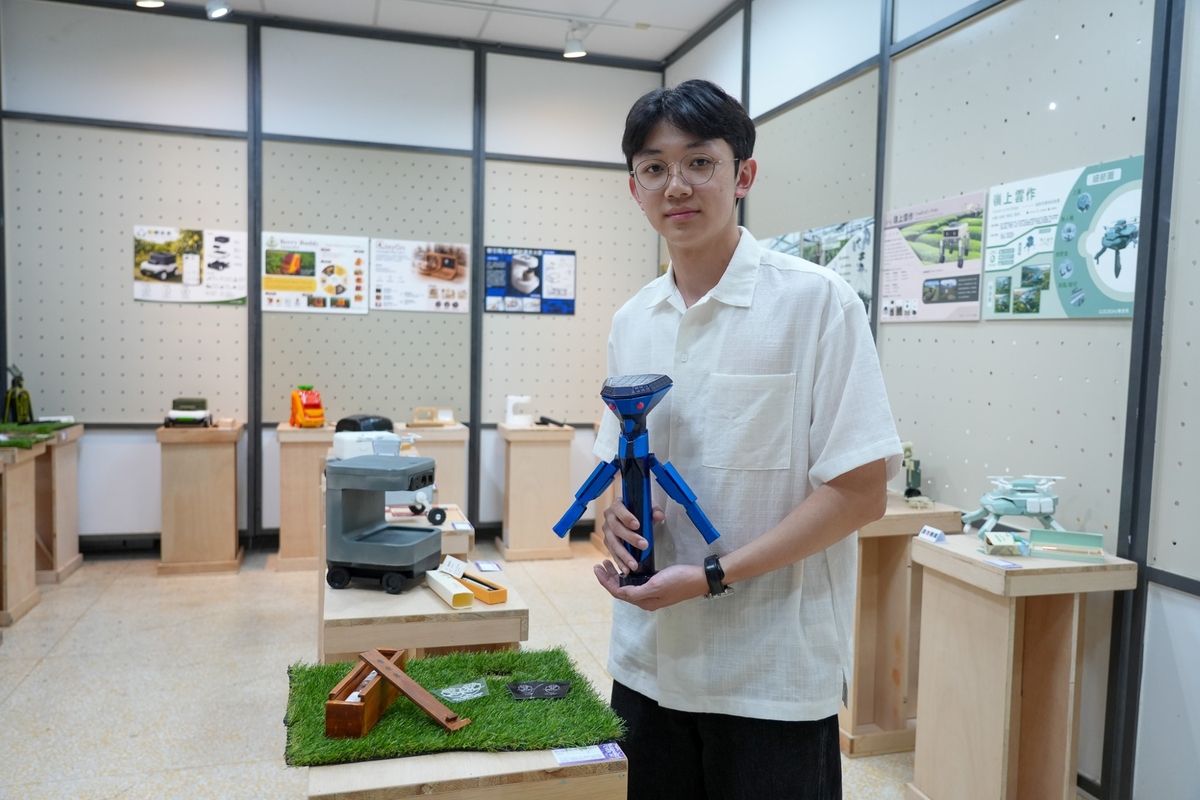 A jujube orchard monitoring robot tracks climate conditions and uses an AI voice system to interact with visitors.Image