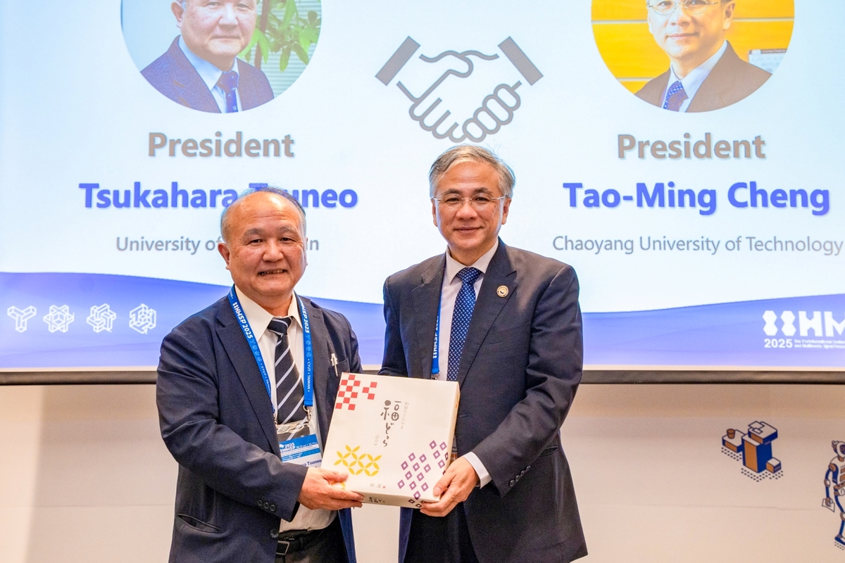 朝陽科大校長鄭道明(右)特別感謝日本姊妹校會津大學校長Tsukahara Tsuneo(左)大力支持，兩校共同培育資訊人才成果豐碩。圖片