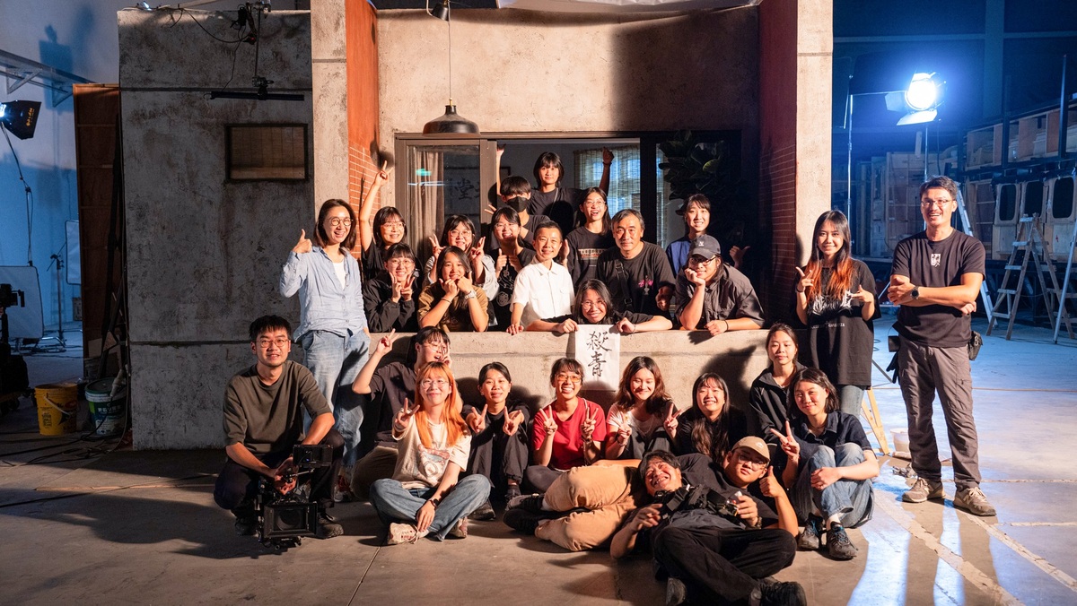Group photo of students and trainers on the last day of workshop.Image