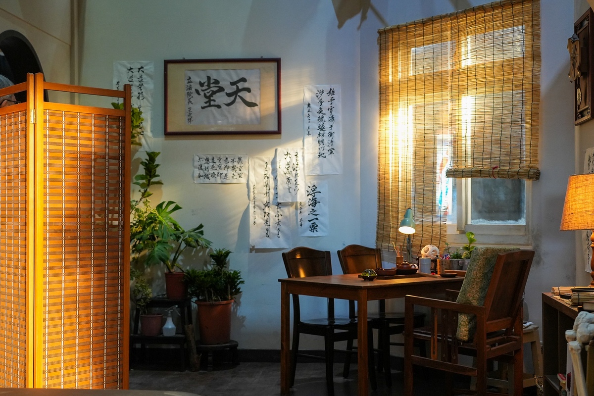 Students' final product - the set production for TV series Heaven on the 4th floor.Image