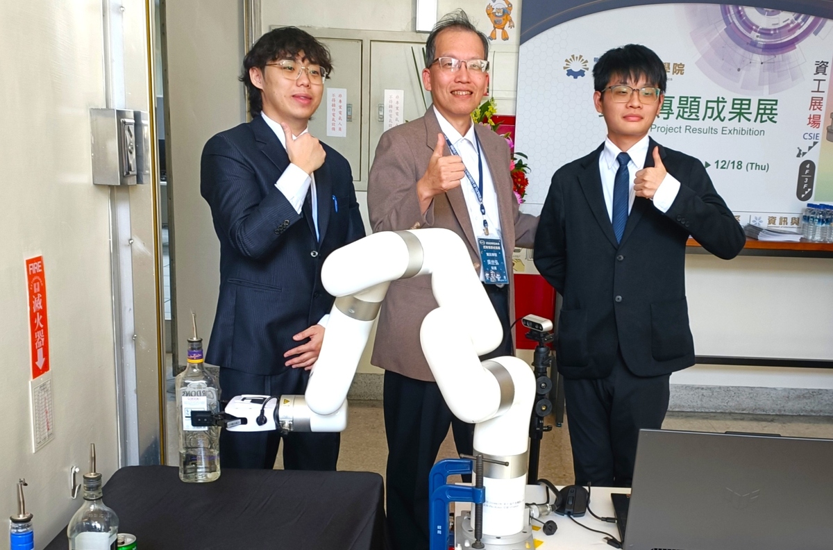 資工系聚焦人工智慧核心技術研發，「AI調酒師」專題結合大型語言模型與協作型機械手臂，人機互動體驗十分吸睛。圖片