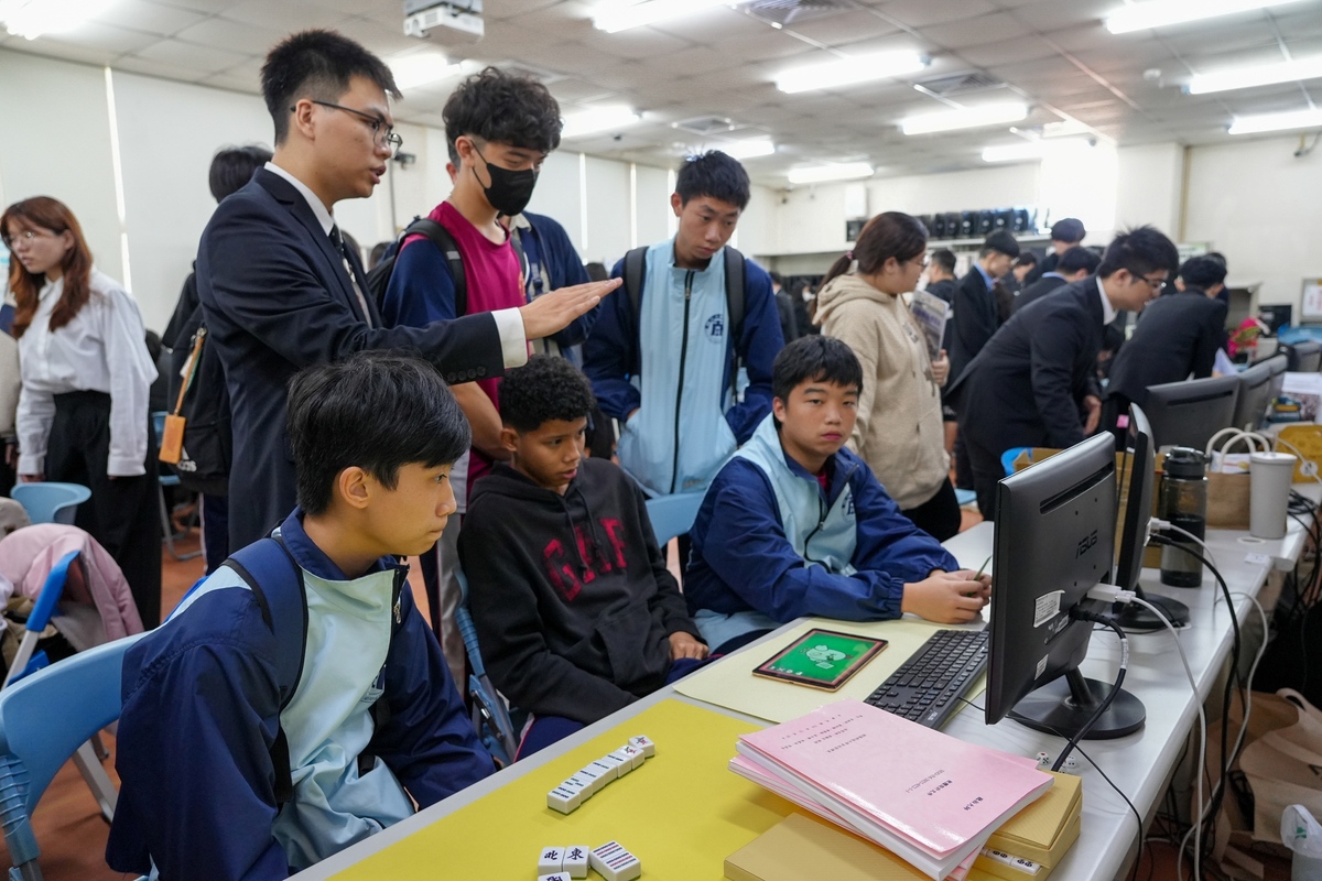 朝陽資訊週暨畢業專題聯展吸引草屯商工、竹山高中、中壢高商、土庫商工、霧峰農工及新民高中師生前來觀摩交流。圖片