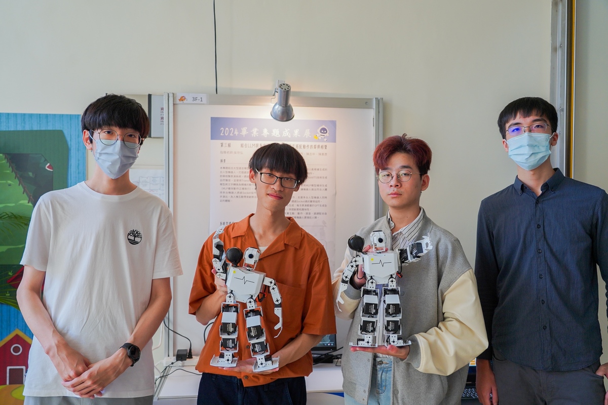 資工系畢業作品透過文字或語音指令，使機器人生成對應動作，並可多台機器人協同合作，表演即興相聲，十分吸睛。圖片